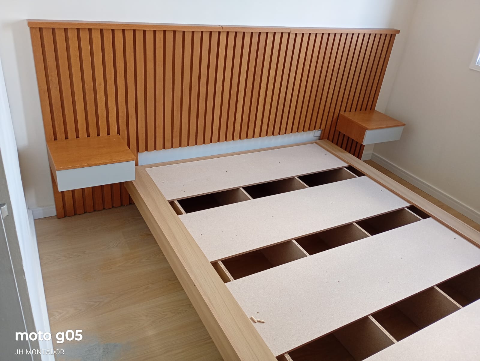 Cama box planejada com criados-mudos montada pela JH Montador