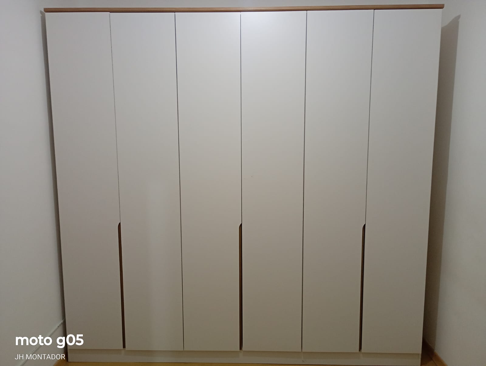 Guarda-roupa branco planejado montado pela JH Montador